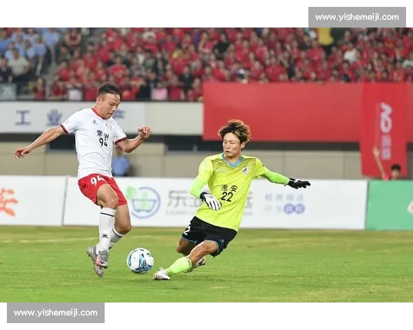 苏超 “微笑裁判” 陆爽火出圈！温柔执法化解冲突，网友：比进球还治愈